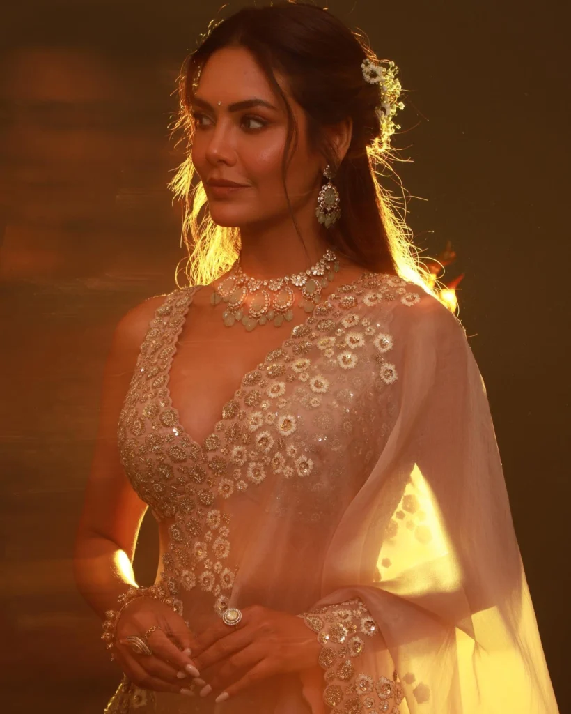  Beautiful Esha Gupta Photos on HOT51