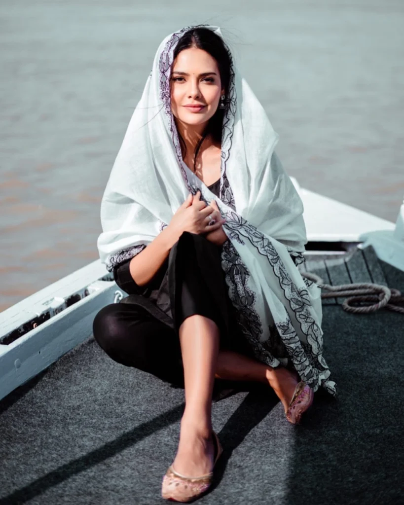 Beautiful Esha Gupta Photos on HOT51