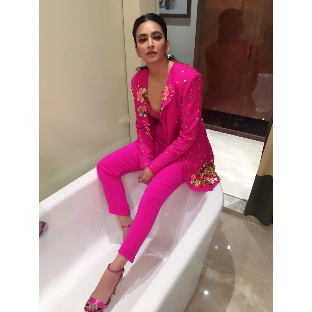  Beautiful Kriti Kharbanda Photos on HOT51