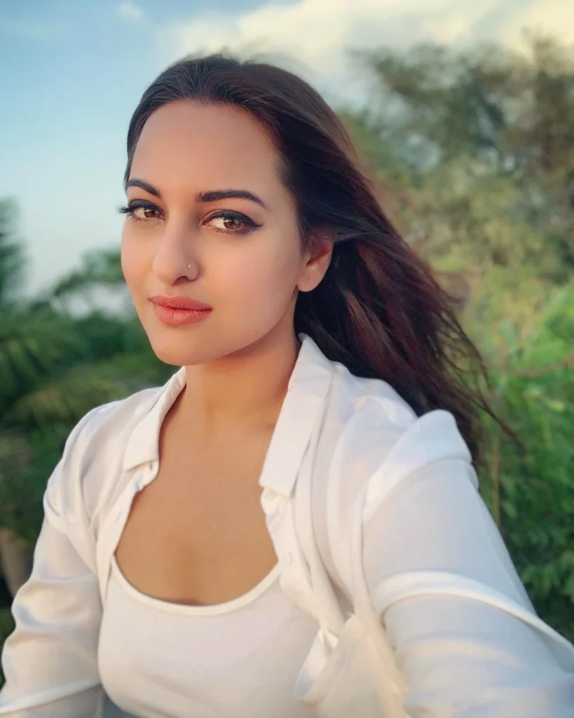 Beautiful Sonakshi Sinha Photos on HOT51 