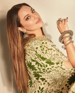 Read more about the article Sonakshi Sinha Photos on HOT51 Beautiful Stunning