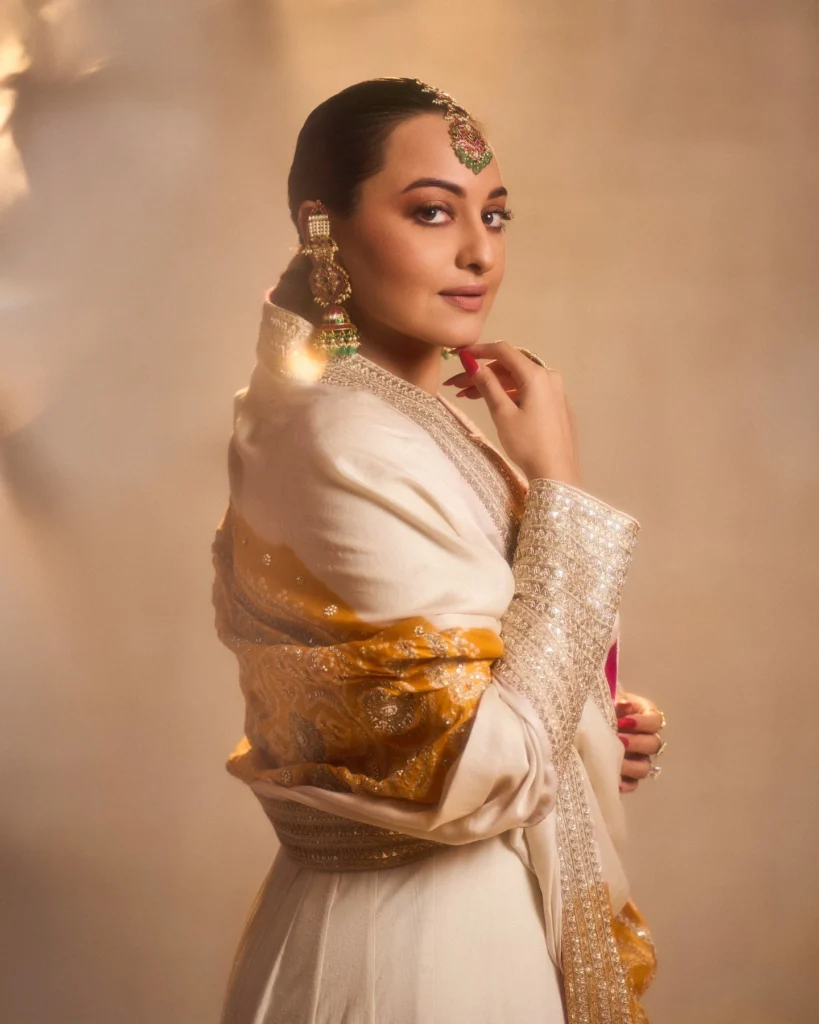  Sonakshi Sinha's Gorgeous Photos on HOT51 Live 