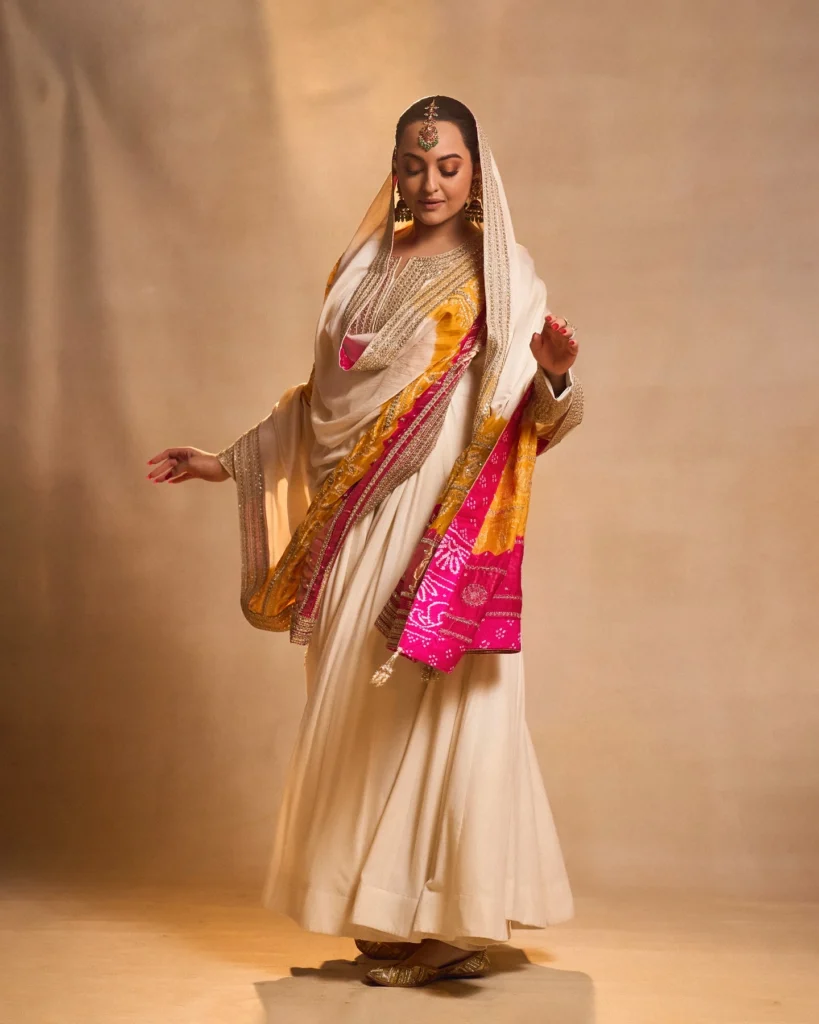  Sonakshi Sinha's Gorgeous Photos on HOT51 Live 