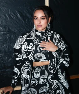 Read more about the article Beautiful Sonakshi Sinha Stunning Photos on HOT51 App