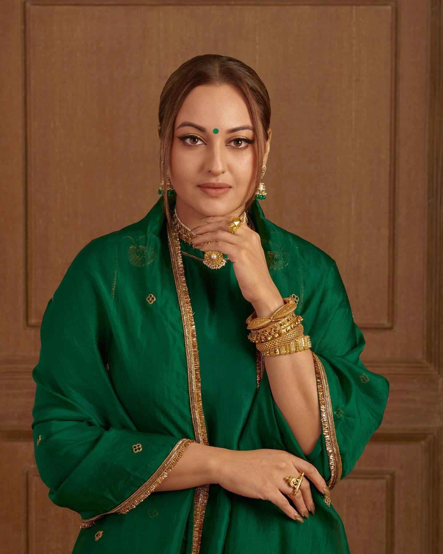 You are currently viewing Beautiful Sonakshi Sinha Stunning Photos on HOT51 Platform