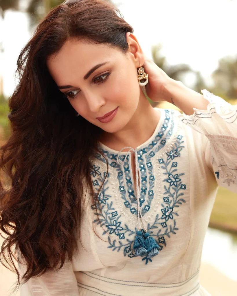 Stunning Dia Mirza Photos on HOT51 Live Mod APK