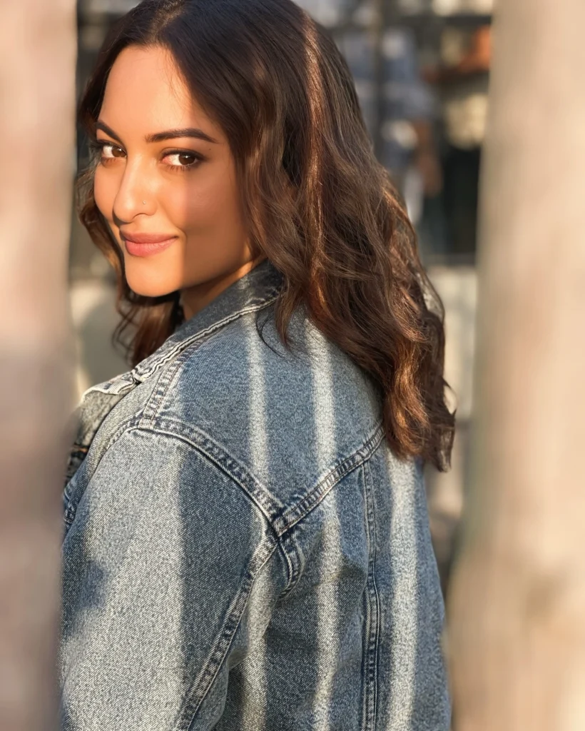 Stunning Sonakshi Sinha Photos on HOT51 Live App